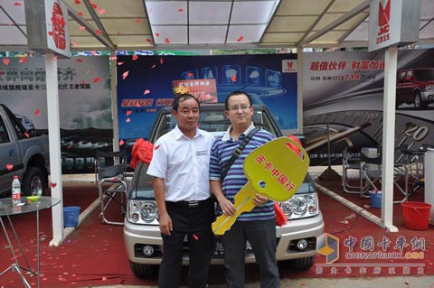 江鈴現(xiàn)場交車8臺 領(lǐng)舞萬源皮卡市場