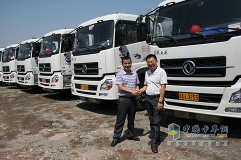 營(yíng)銷(xiāo)將士為客戶交車(chē)