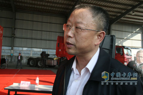 重汽集團副總經(jīng)理于有德接受記者采訪