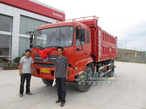 一客戶(hù)開(kāi)心的在貴州昊誠(chéng)提到了訂購(gòu)的車(chē)