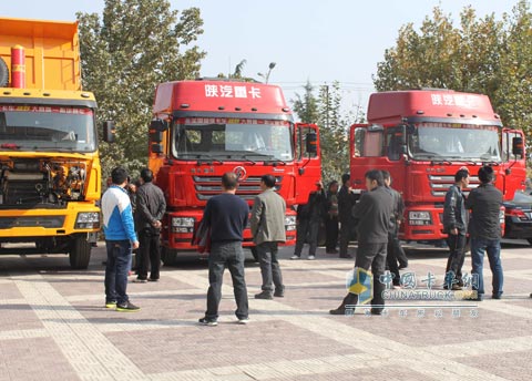 用戶紛紛駐足參觀現(xiàn)場(chǎng)展示的樣車