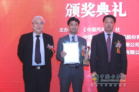 沃爾沃卡車公司大中國區(qū)副總裁鐘佑皓先生上臺(tái)領(lǐng)獎(jiǎng)