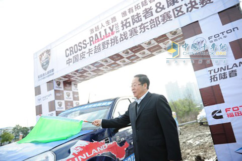 　福田汽車皮卡事業(yè)本部副本部長營銷公司經(jīng)理劉耀杰發(fā)車